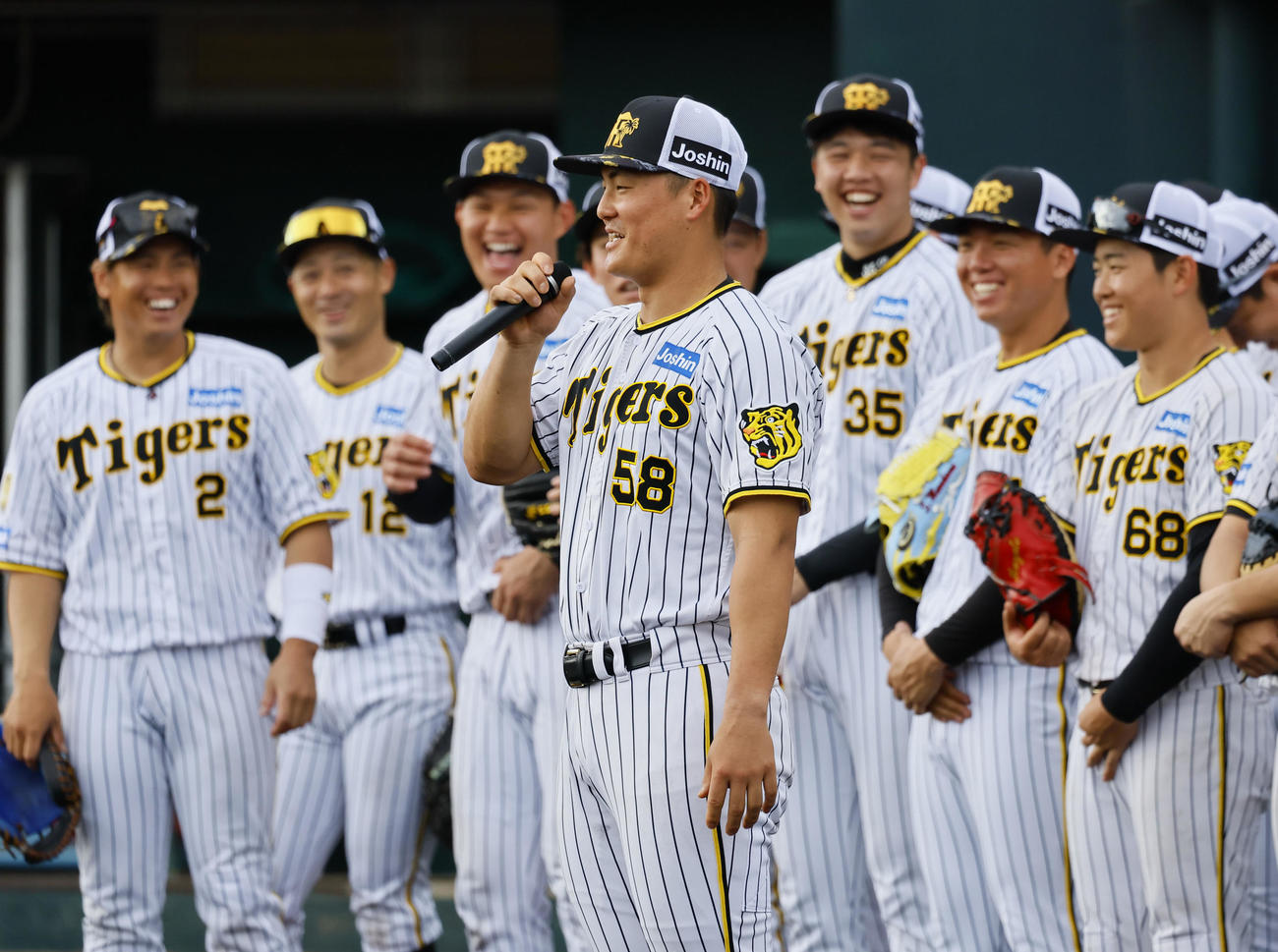 野球教室で開始のあいさつをする前川（撮影・藤尾明華）