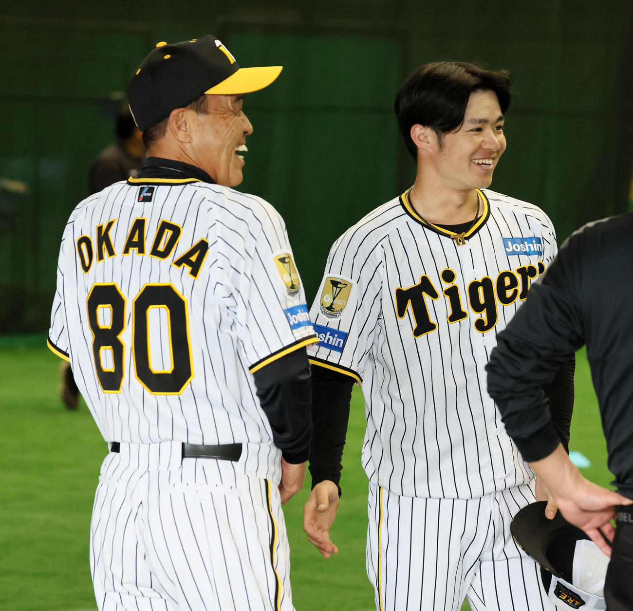 岡田監督（左）と談笑する中野（撮影・加藤哉）