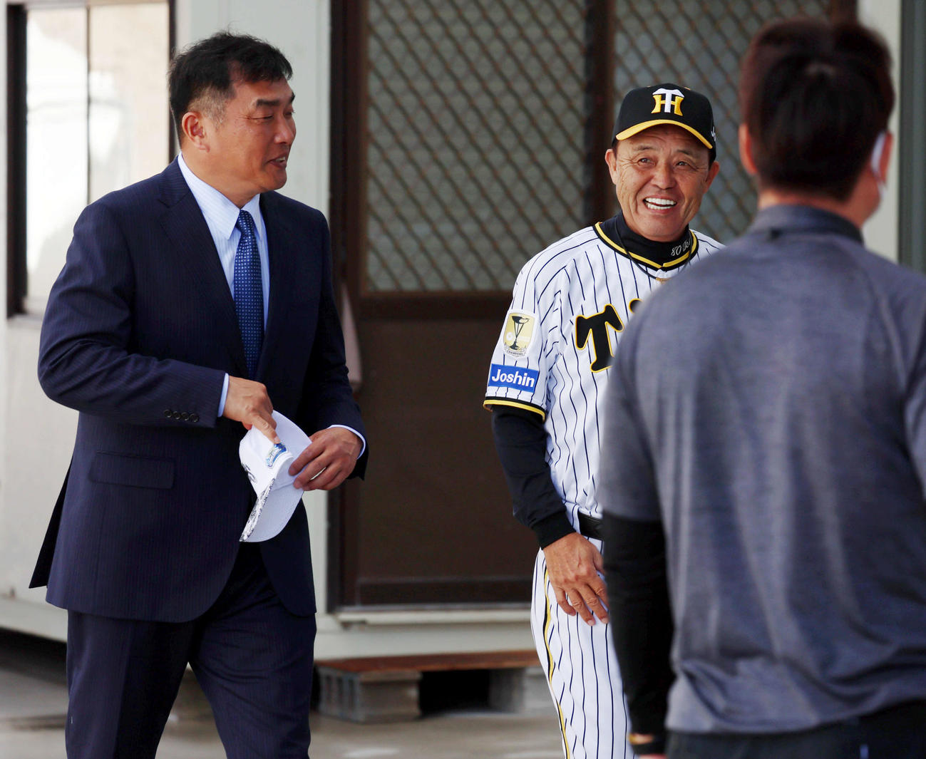 山本昌氏（左）と談笑する阪神岡田監督（撮影・加藤哉）