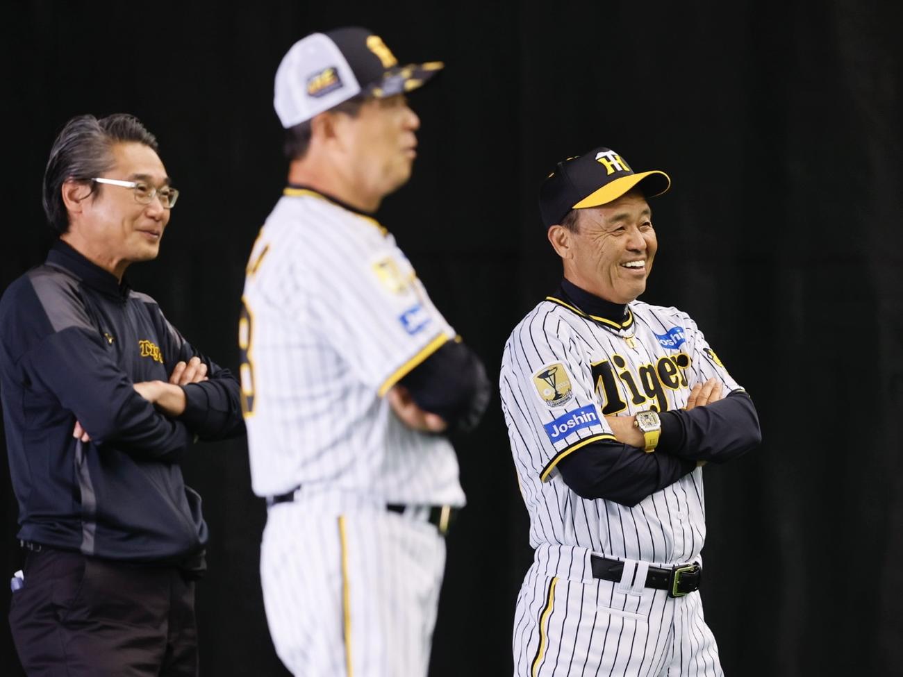 阪神春季キャンプ　ウオーミングアップ中に笑顔を見せる岡田監督（撮影・藤尾明華）