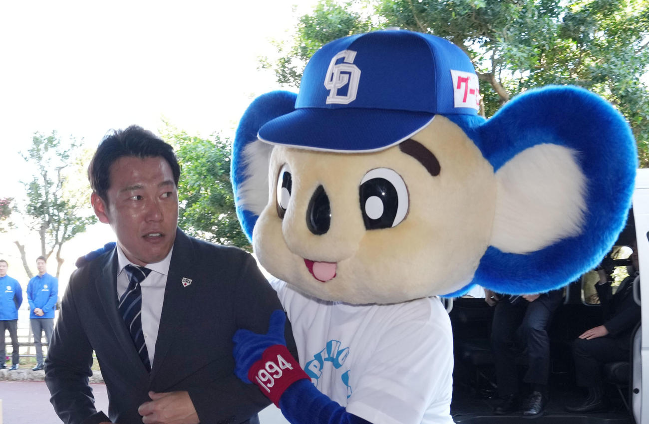 侍ジャパン井端監督にからみつくドアラ。侍入りをお願いしたりして…（撮影・森本幸一）