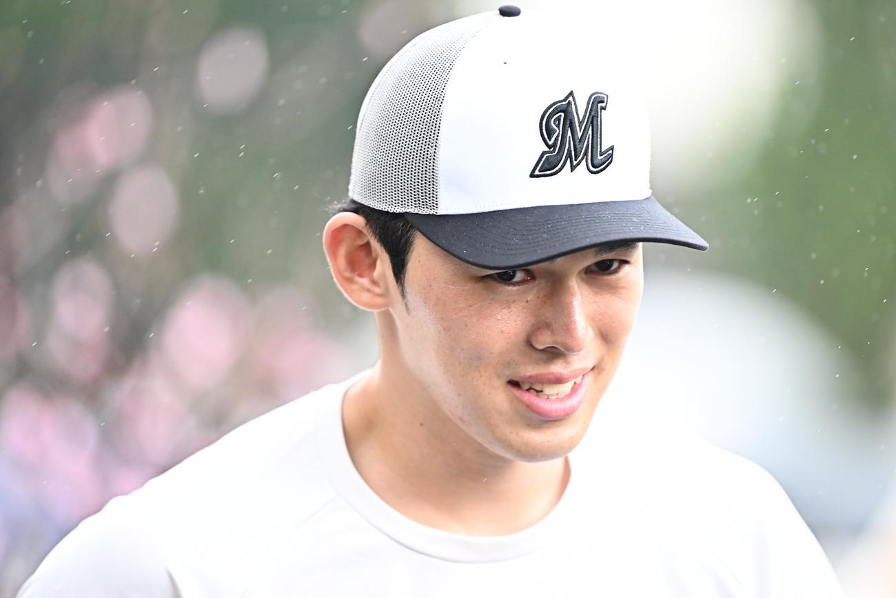 桜の前を移動するロッテ佐々木（撮影・滝沢徹郎）