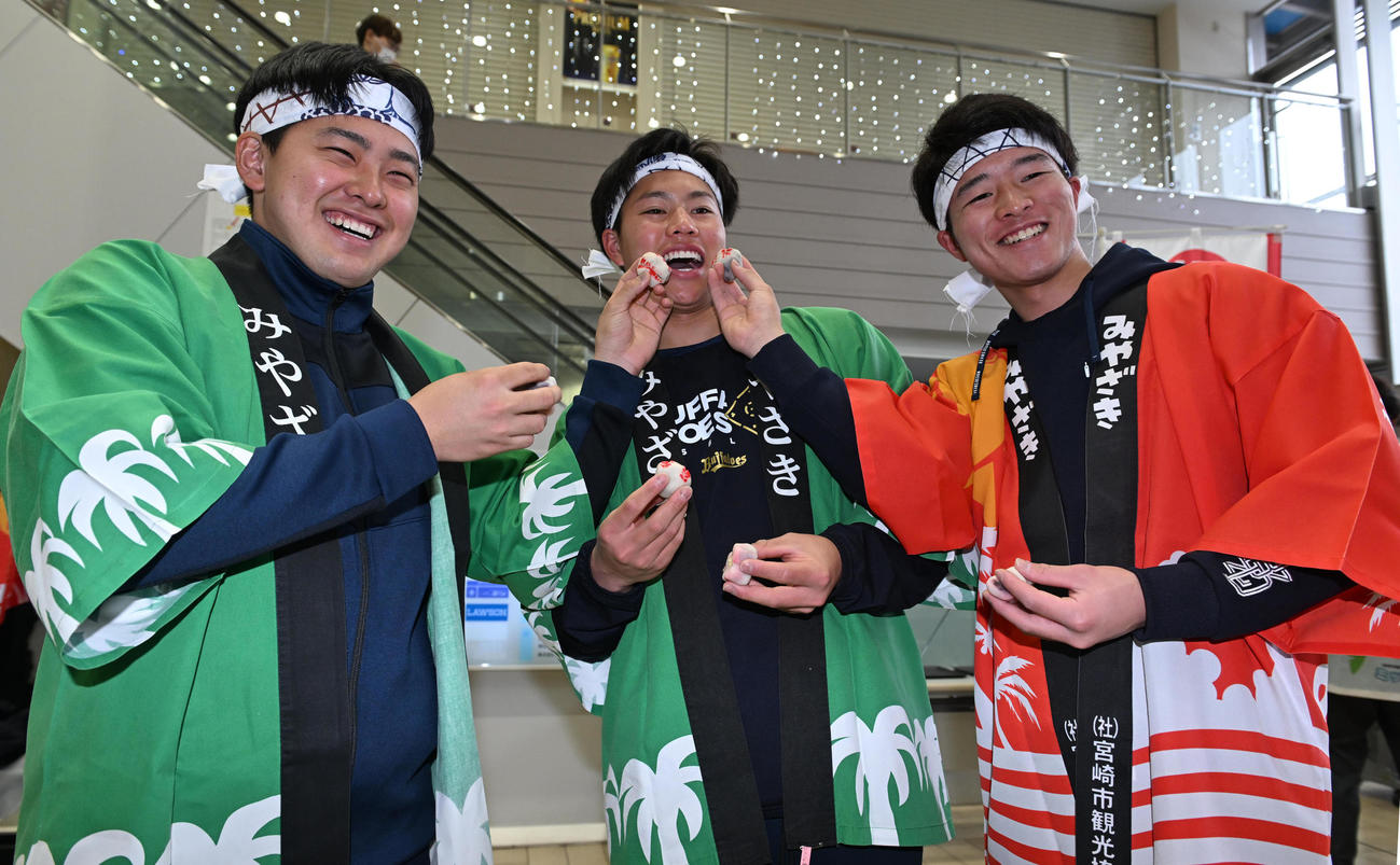 休日に和菓子作りを体験したオリックス新人、横山聖（中央）は東松（左）と河内からおまんじゅうを食べさせてもらう（撮影・和賀正仁）