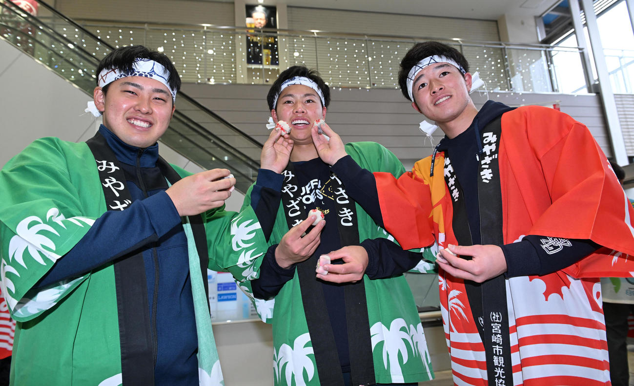 休日に和菓子作りを体験したオリックス新人、横山聖（中央）は東松（左）と河内からおまんじゅうを食べさせてもらう（撮影・和賀正仁）