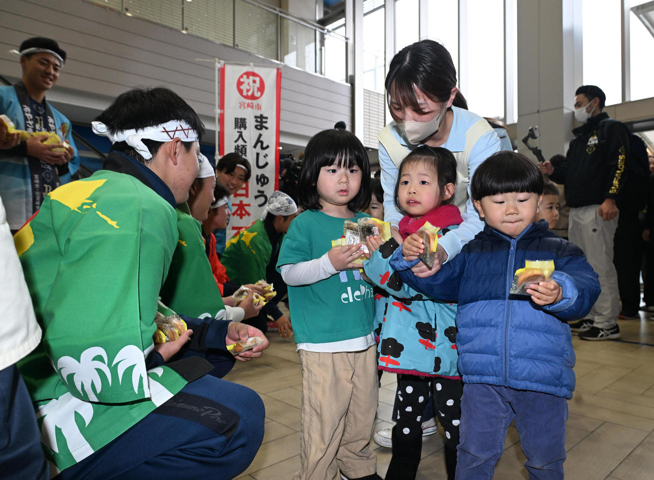 和菓子作りを体験後、オリックス新人によりファンや園児にまんじゅうが配られた（撮影・和賀正仁）