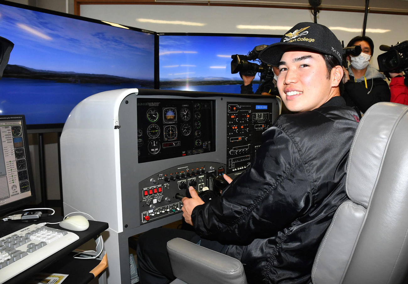 キャンプ休日の新人体験で航空大学校を訪れ、飛行機のシミュレーター操縦体験を行ったソフトバンク広瀬（撮影・岩下翔太）