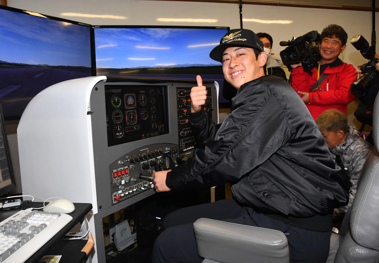 キャンプ休日の新人体験で航空大学校を訪れ、飛行機のシミュレーター操縦体験を行ったソフトバンク大山（撮影・岩下翔太）