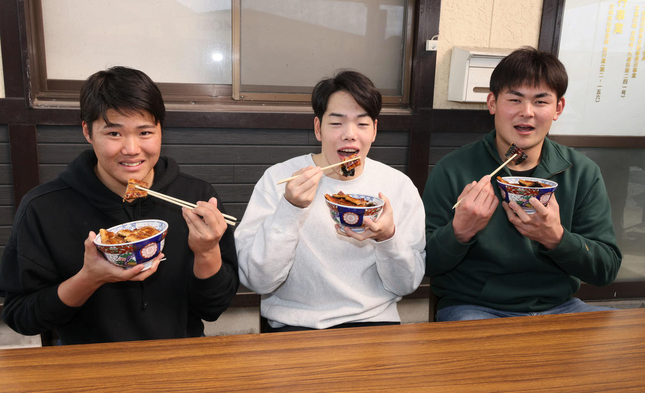 キャンプ初の休日、うな丼をいただく左から広島ドラフト2位の高、ドラフト3位の滝田、ドラフト5位の赤塚（撮影・加藤孝規）