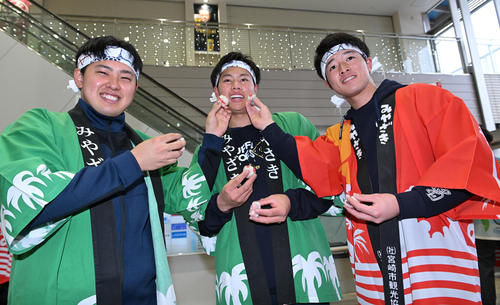 休日に和菓子作りを体験したオリックス新人、横山聖（中央）は東松（左）と河内からおまんじゅうを食べさせてもらう（撮影・和賀正仁）