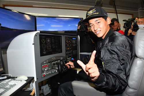 キャンプ休日の新人体験で飛行機のシミュレーター操縦体験を行い、VIVAポーズを決めるソフトバンク前田悠（撮影・岩下翔太）
