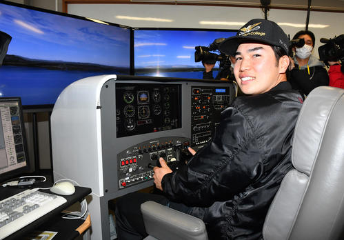 キャンプ休日の新人体験で航空大学校を訪れ、飛行機のシミュレーター操縦体験を行ったソフトバンク広瀬（撮影・岩下翔太）
