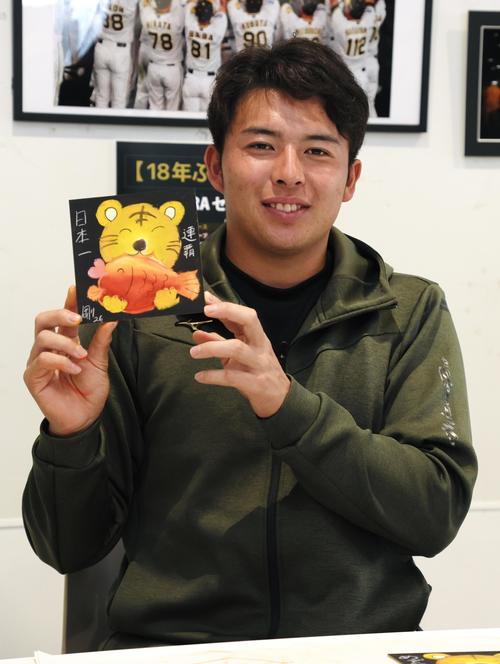 キャンプ初休日、チョークアートに挑戦し作品を披露する椎葉（撮影・加藤哉）