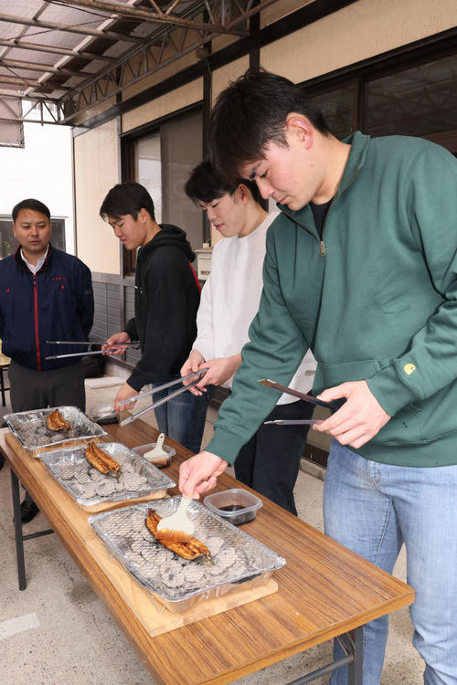 キャンプ初の休日、キャンプ初の休日、ウナギを焼く右から広島ドラフト5位の赤塚、ドラフト3位の滝田、ドラフト2位の高（撮影・加藤孝規）