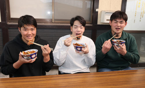 キャンプ初の休日、うな丼をいただく左から広島ドラフト2位の高、ドラフト3位の滝田、ドラフト5位の赤塚（撮影・加藤孝規）