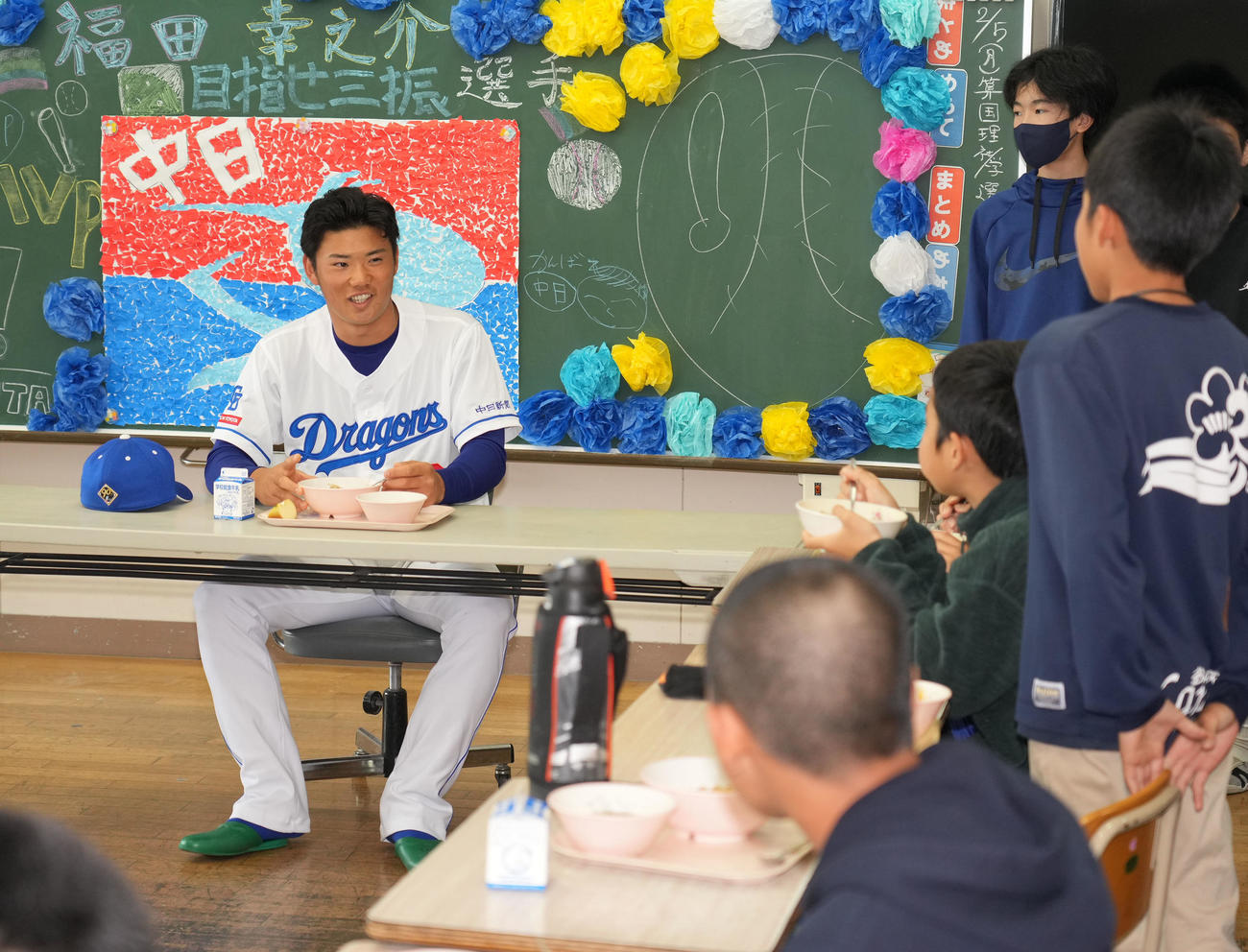キャンプ休日を利用し地元小学校の児童たちと給食時間を過ごす福田（左）（撮影・森本幸一）