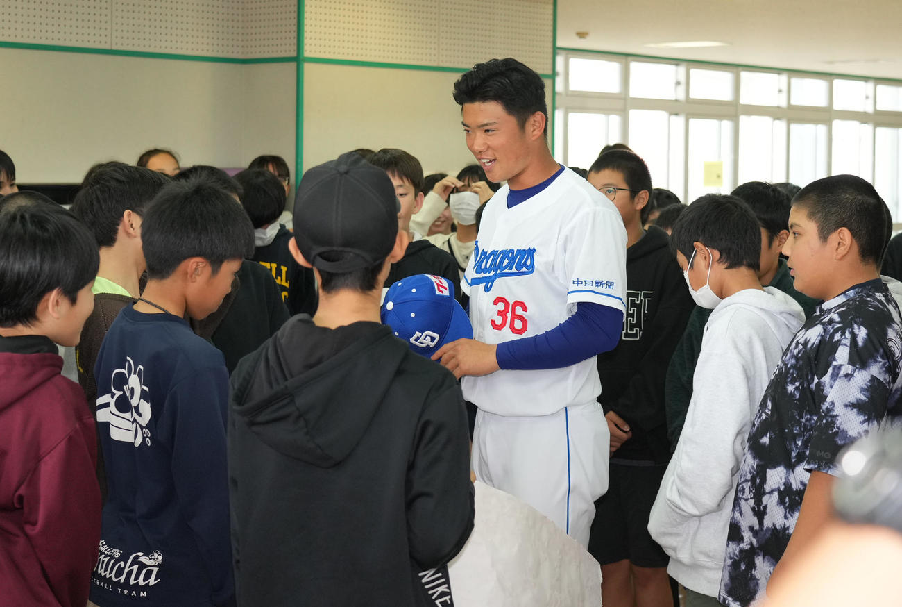 キャンプ休日を利用し地元小学校の児童たちと交流する福田（中央）（撮影・森本幸一）