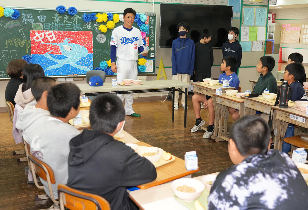 キャンプ休日を利用し地元小学校で児童と給食時間を過ごす福田（奥・左）（撮影・森本幸一）