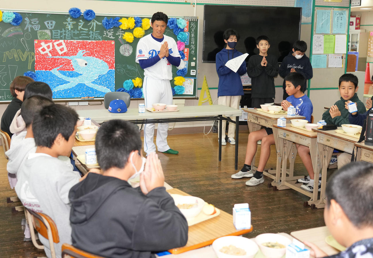 キャンプ休日を利用し地元小学校で児童と給食時間を過ごす福田（撮影・森本幸一）