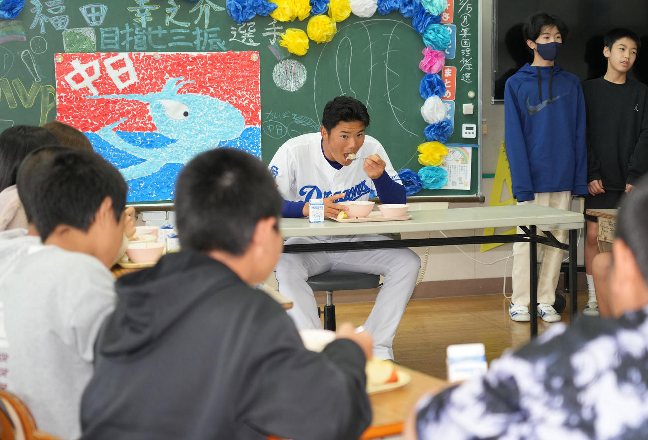 キャンプ休日を利用し地元小学校の児童たちと給食時間を過ごす福田（奥・左）（撮影・森本幸一）