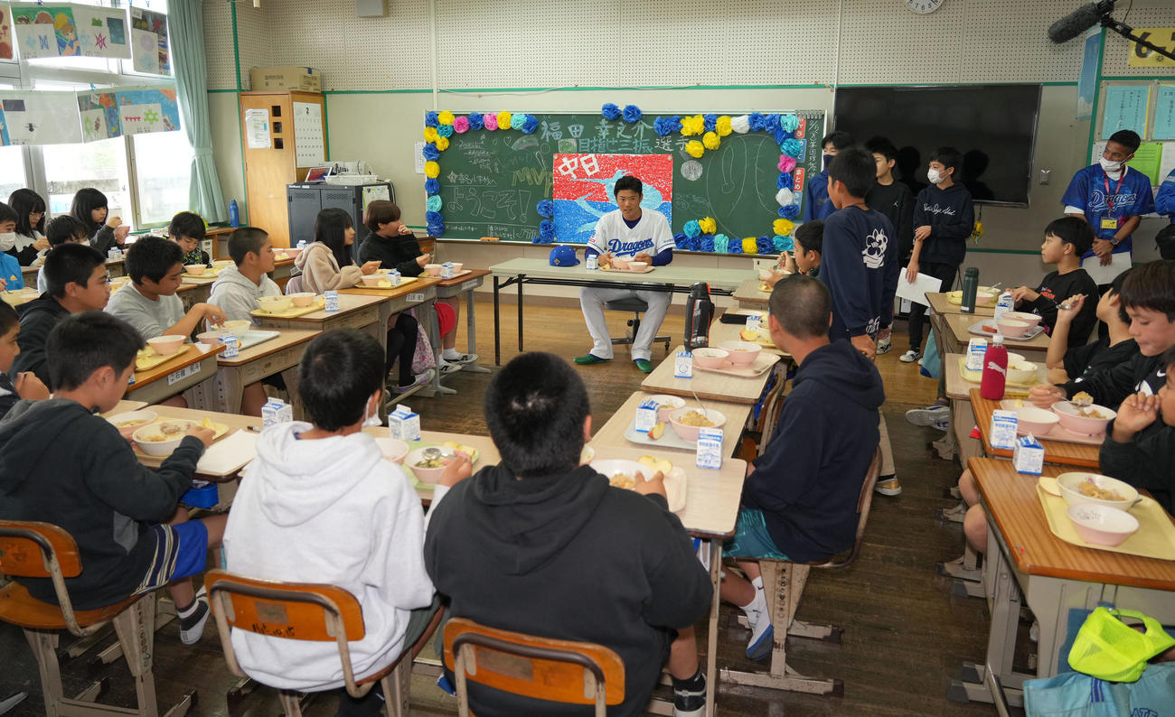 キャンプ休日を利用し地元小学校の児童たちと給食時間を過ごす福田（奥・中央）（撮影・森本幸一）