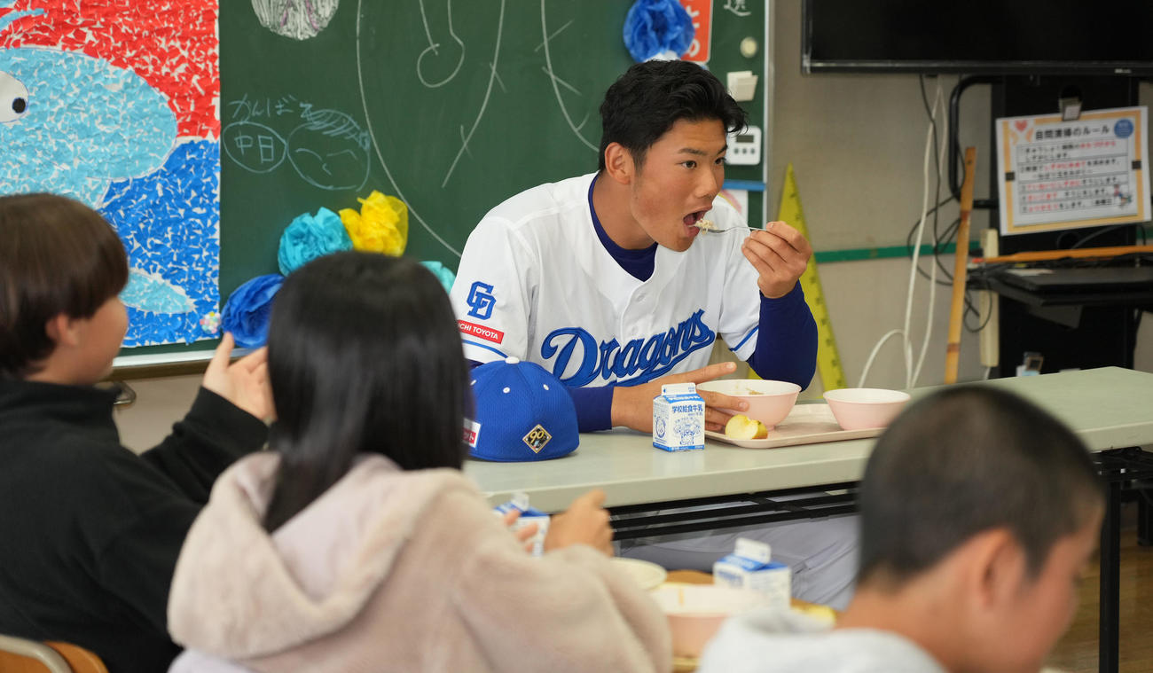 キャンプ休日を利用し地元小学校の児童たちと給食時間を過ごす福田（奥）（撮影・森本幸一）