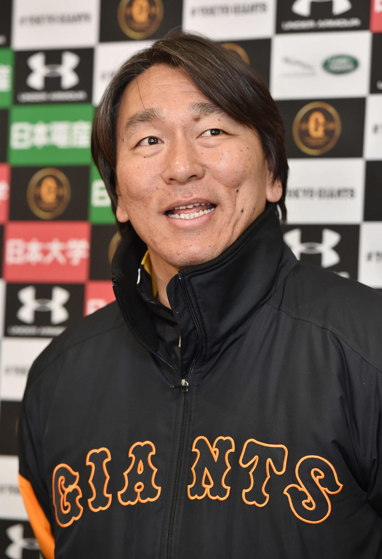 囲み取材で笑顔を見せる巨人松井臨時コーチ（2018年2月撮影）