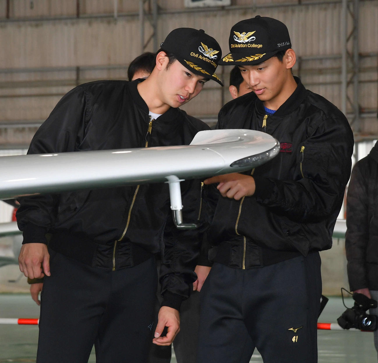 キャンプ休日の新人体験で航空大学校に訪れ、訓練機に興味を示すソフトバンク広瀬（左）と前田悠（撮影・岩下翔太）