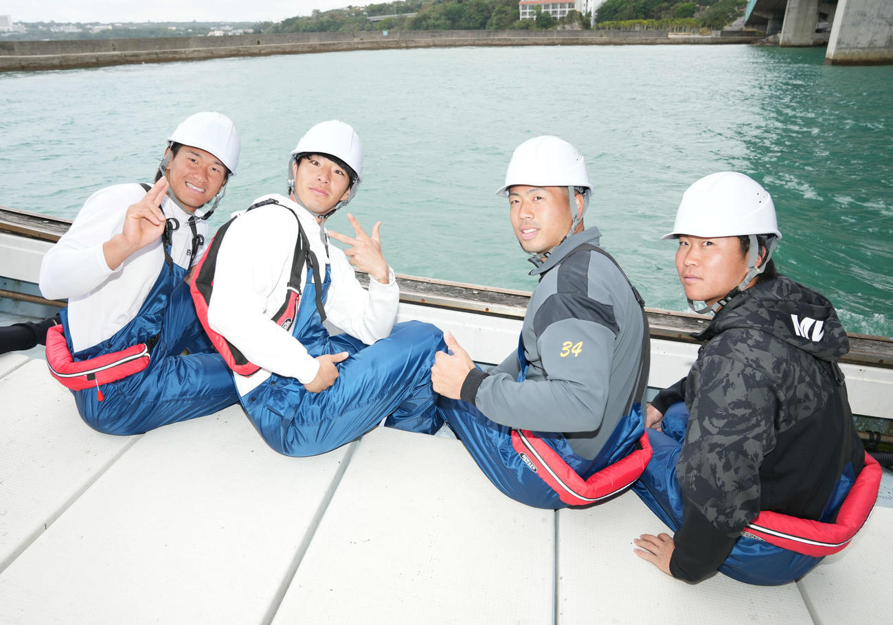 船上でポーズを決める、左からDeNAの井上、度会、松本、石上（撮影・たえ見朱実）
