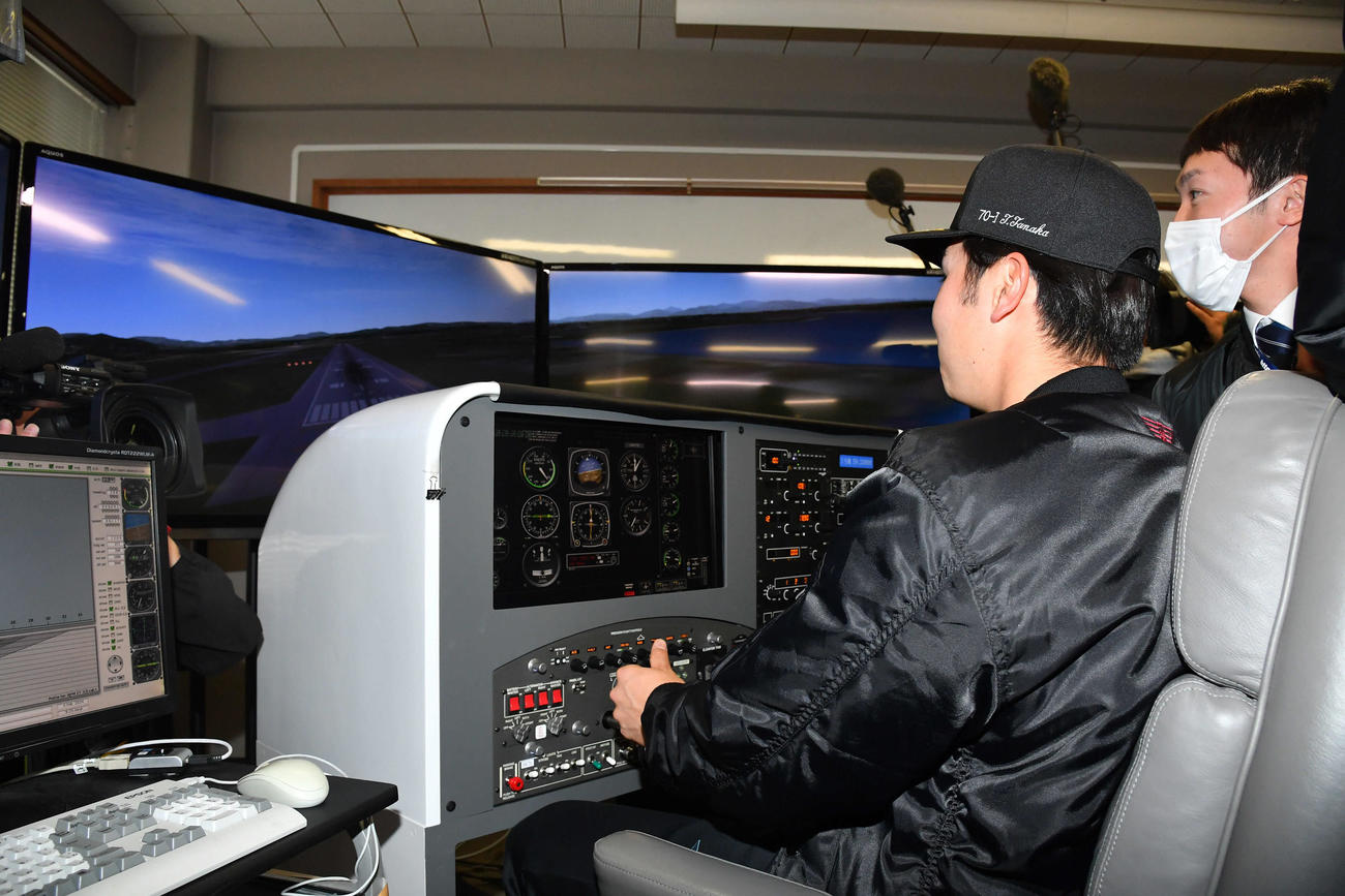 キャンプ休日の新人体験で航空大学校を訪れ、飛行機のシミュレーター操縦体験を行うソフトバンク広瀬（撮影・岩下翔太）