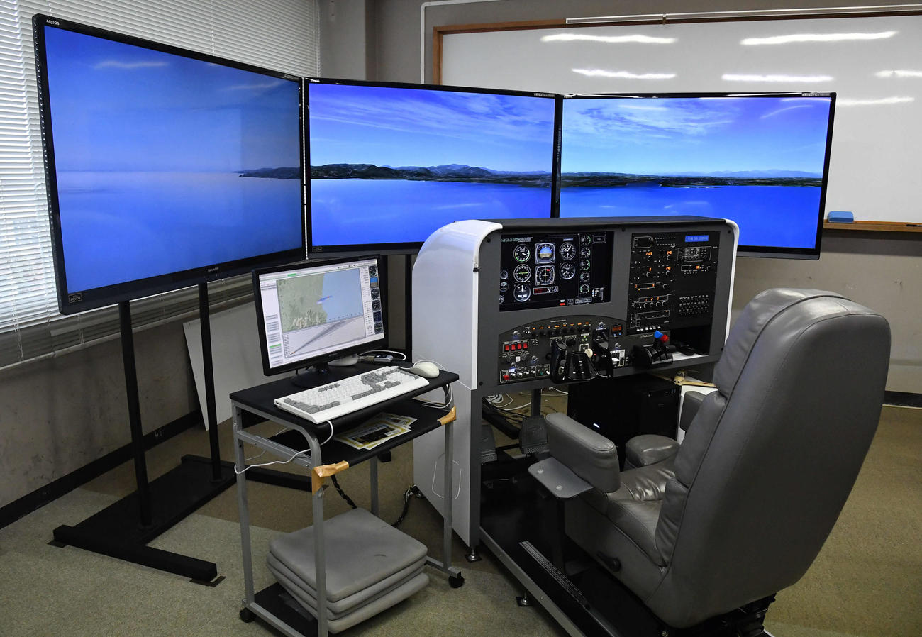 航空大学校でソフトバンクの新人選手が操縦体験を行った航空機のシミュレーター（撮影・岩下翔太）