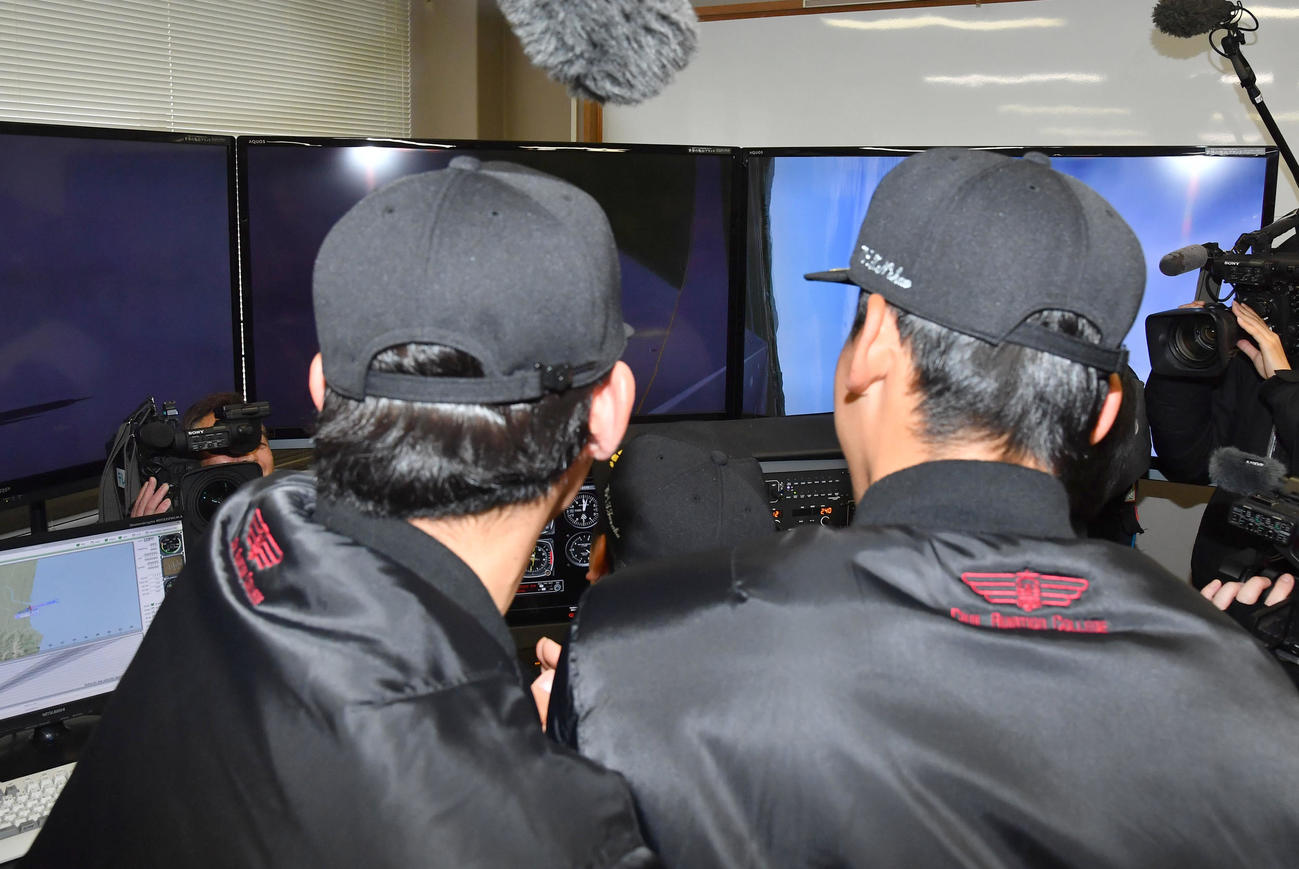 航空大学校での飛行機のシミュレーター操縦体験で操縦する機体が回転するソフトバンク広瀬（撮影・岩下翔太）