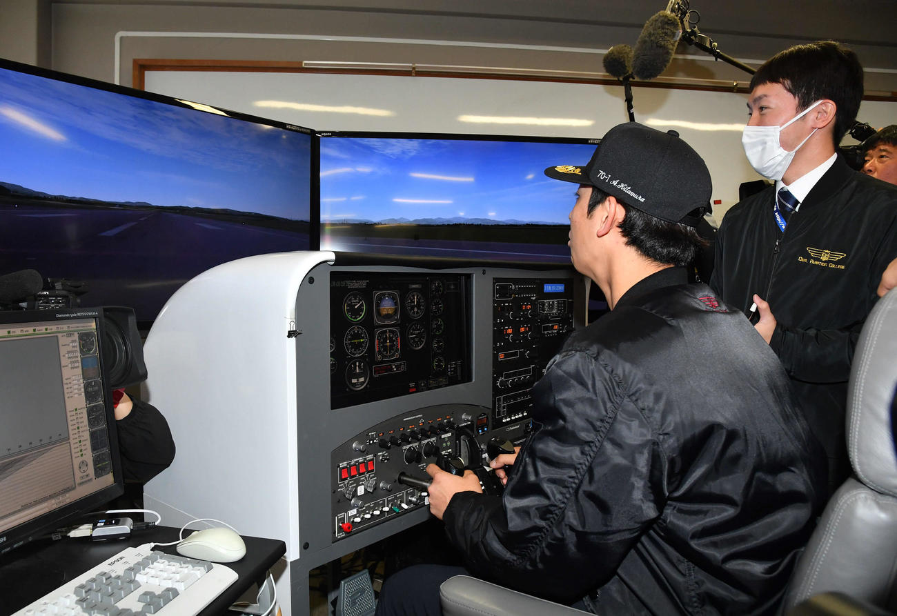 キャンプ休日の新人体験で航空大学校を訪れ、飛行機のシミュレーター操縦体験を行うソフトバンク大山（撮影・岩下翔太）