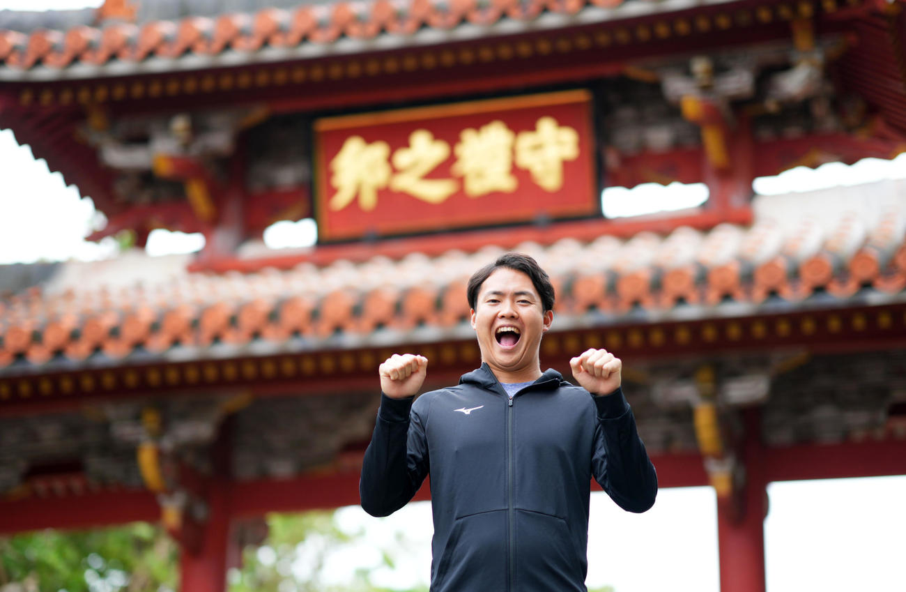 守礼門を背にシーサーポーズをするヤクルト松本（撮影・横山健太）