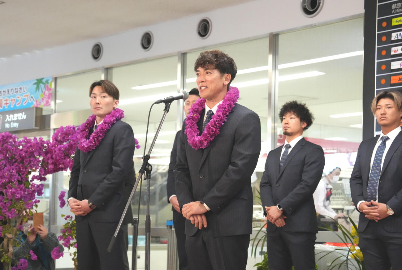 西武南郷キャンプ　宮崎入りし歓迎セレモニーであいさつする西武松井監督。左は源田（撮影・小沢裕）