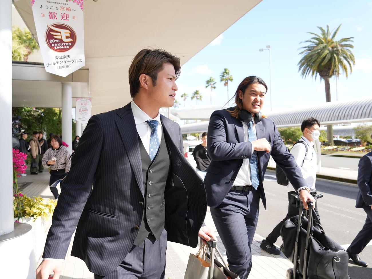 西武南郷キャンプ　宮崎空港に到着した西武甲斐野（左）と高橋