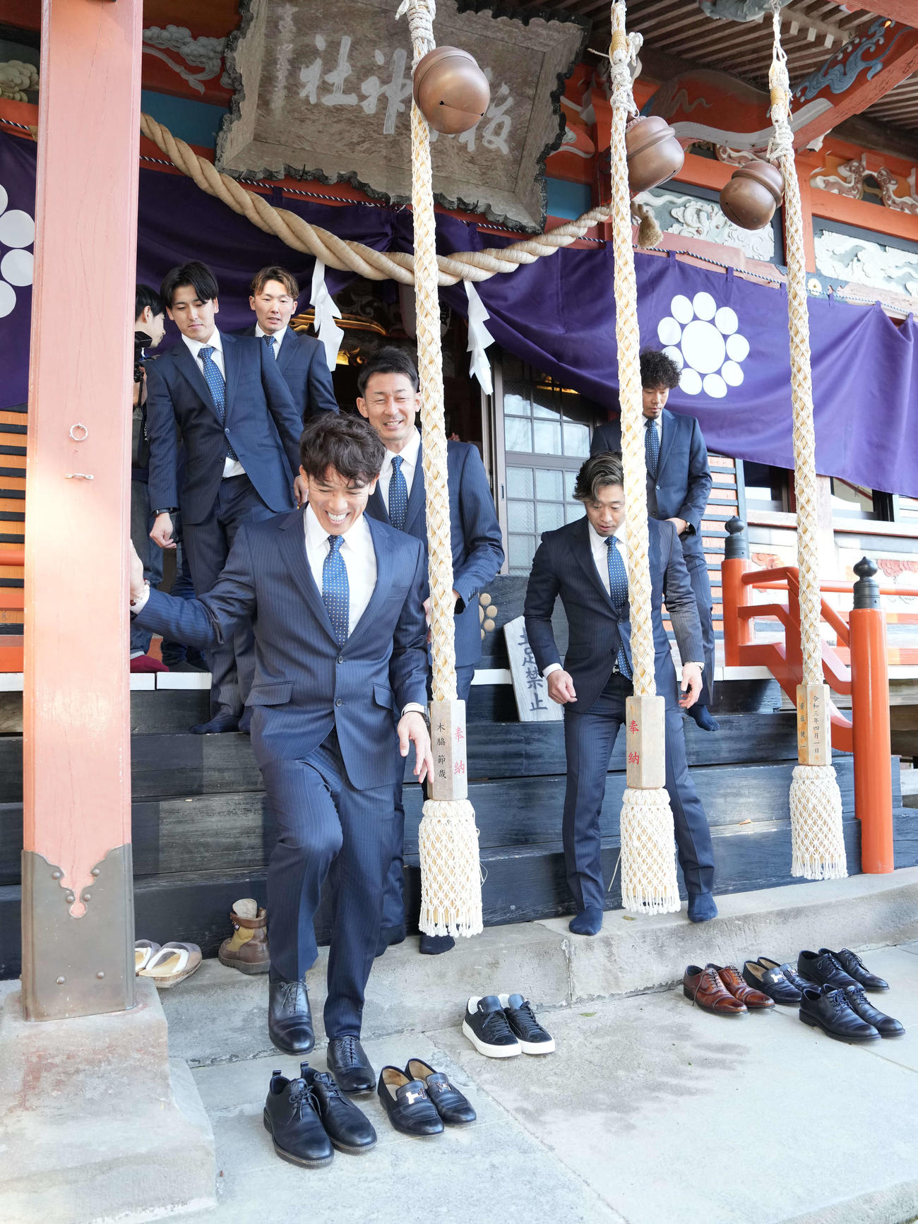 西武南郷キャンプ　宮崎・南郷の榎原神社で必勝祈願を終え引き揚げる松井監督（左手前）ら西武ナイン（撮影・小沢裕）