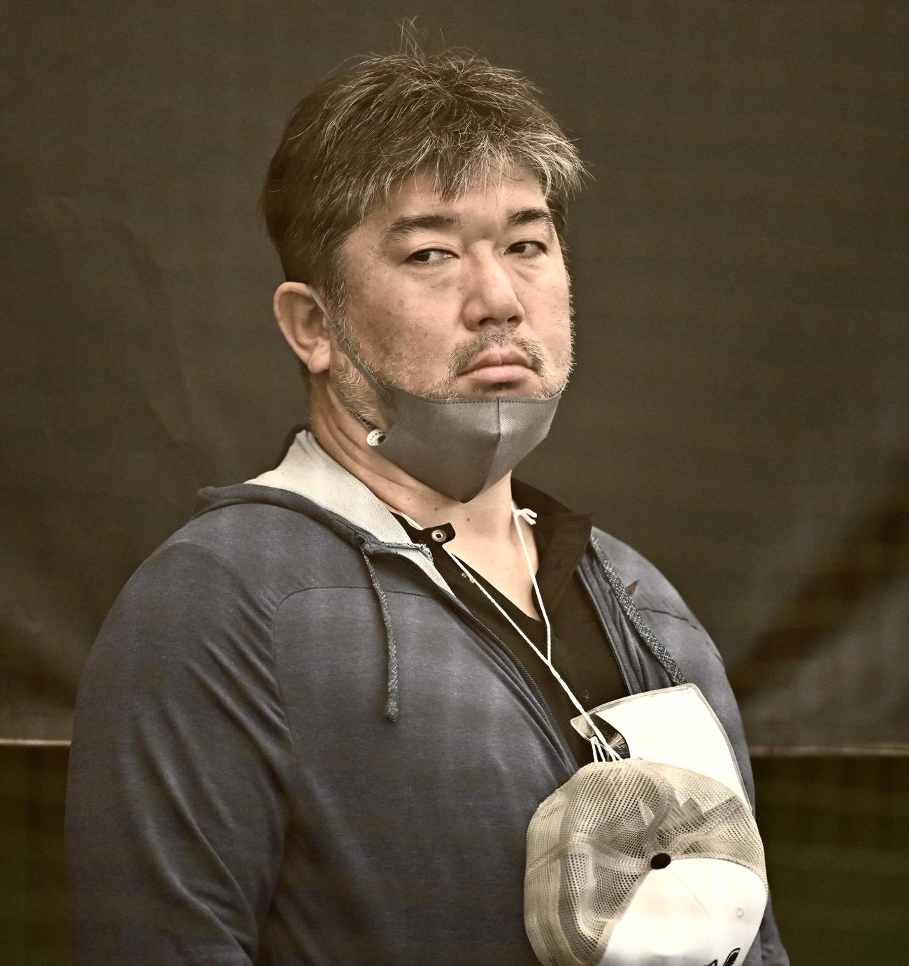 ブルペンを視察する野茂氏（撮影・滝沢徹郎）