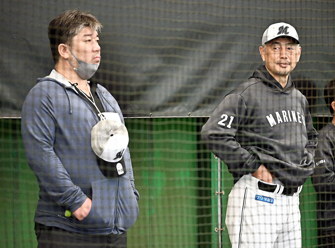 ブルペンを視察する野茂氏（左）とロッテ吉井監督（撮影・滝沢徹郎）