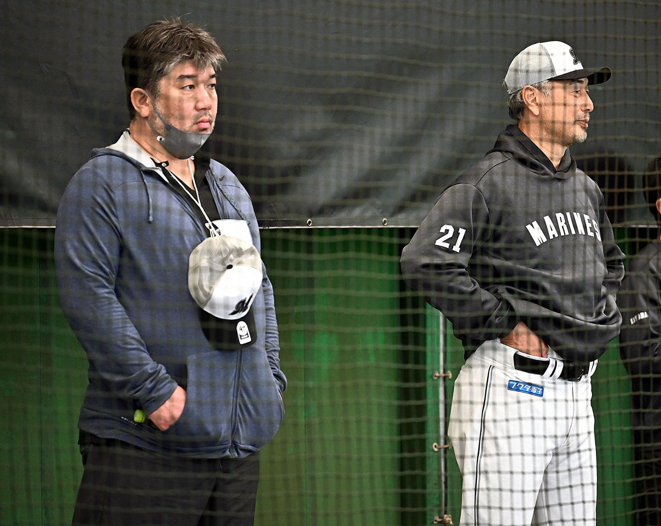 ブルペンを視察する野茂氏（左）とロッテ吉井監督（撮影・滝沢徹郎）