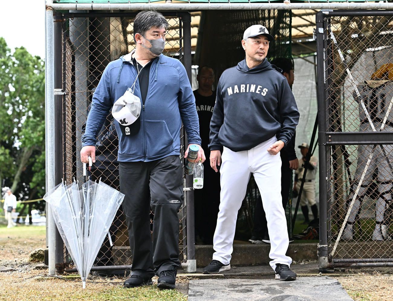 ブルペンの視察終えた野茂氏（左）とロッテ吉井監督（撮影・滝沢徹郎）