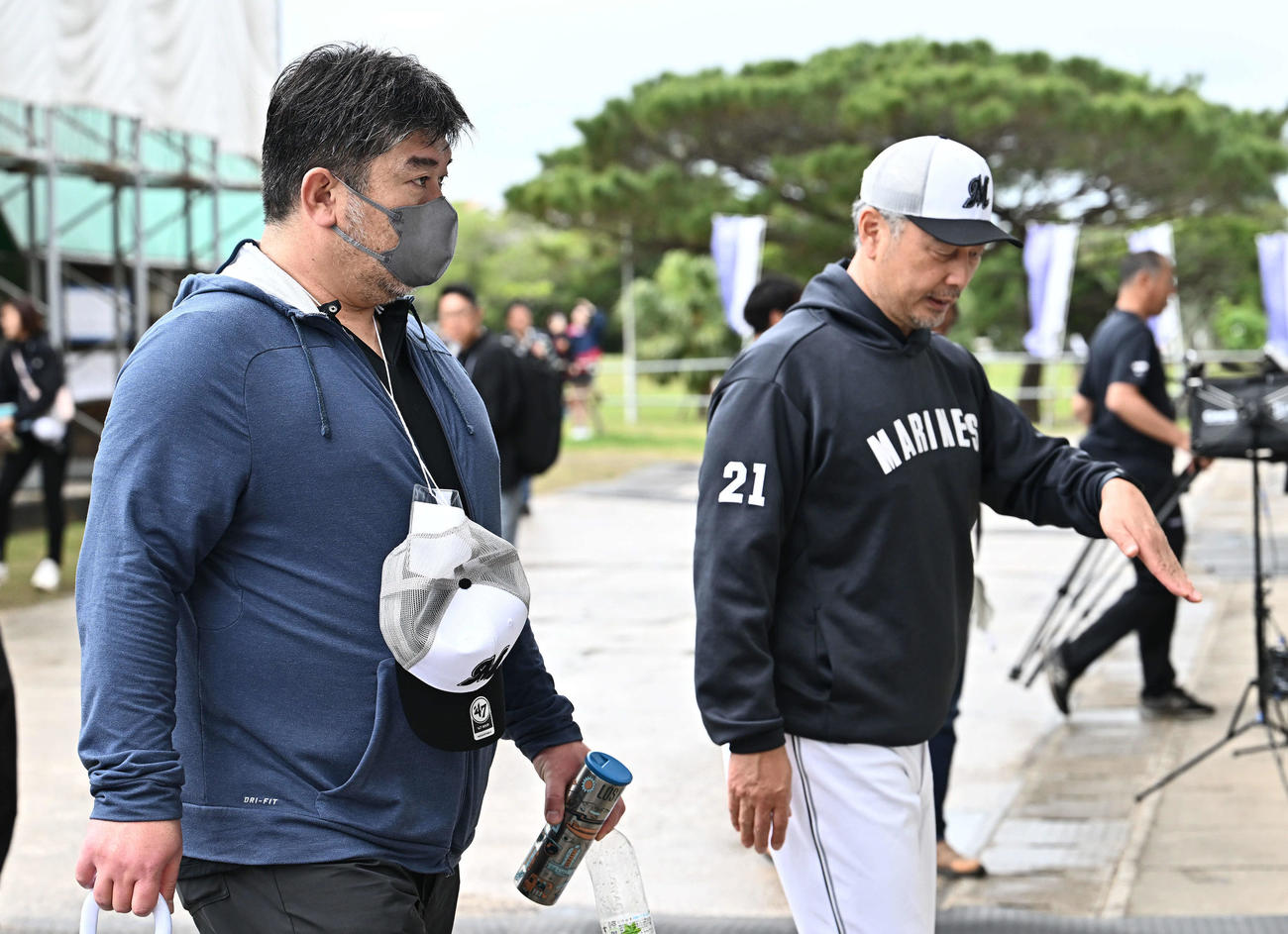ブルペンの視察終えた野茂氏（左）とロッテ吉井監督（撮影・滝沢徹郎）