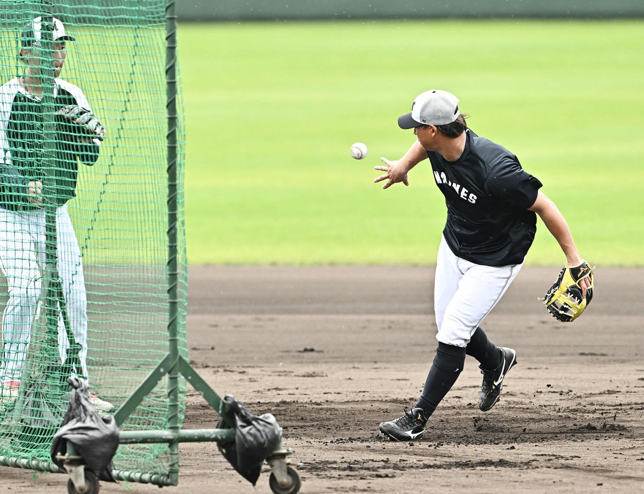 二塁の守備練習するロッテ藤岡（撮影・滝沢徹郎）