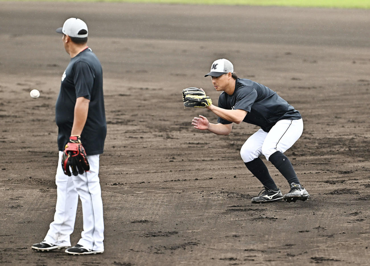 二塁の守備練習するロッテ藤岡（右）と井上（撮影・滝沢徹郎）
