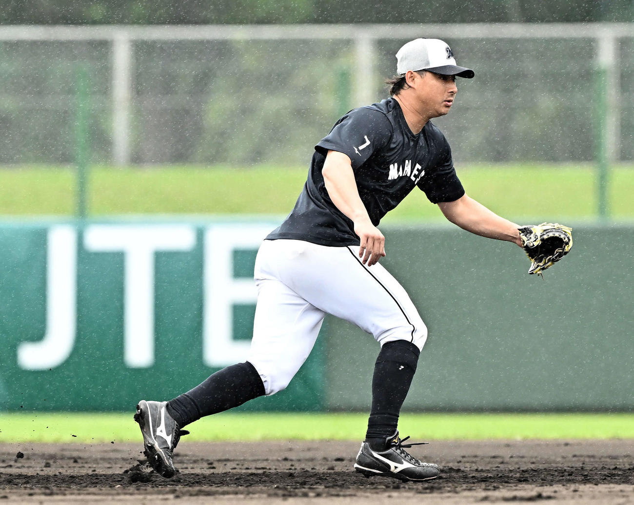 二塁の守備練習するロッテ藤岡（撮影・滝沢徹郎）
