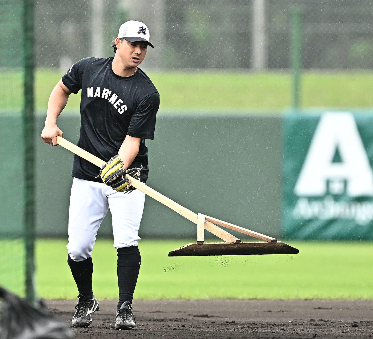 二塁の守備練習を終えグラウンド整備するロッテ藤岡（撮影・滝沢徹郎）
