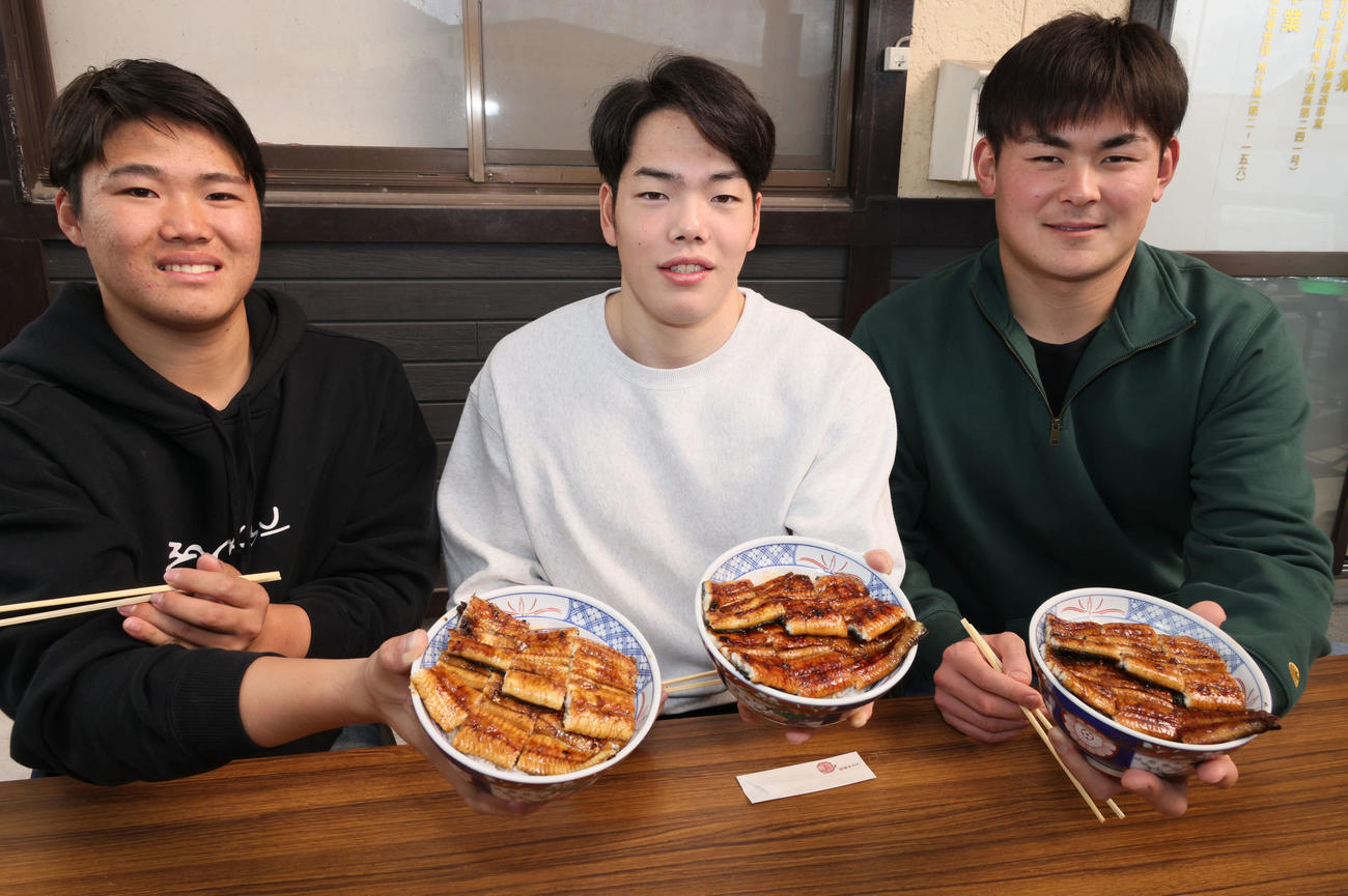 うな丼をいただく左から広島ドラフト2位の高、ドラフト3位の滝田、ドラフト5位の赤塚（撮影・加藤孝規）