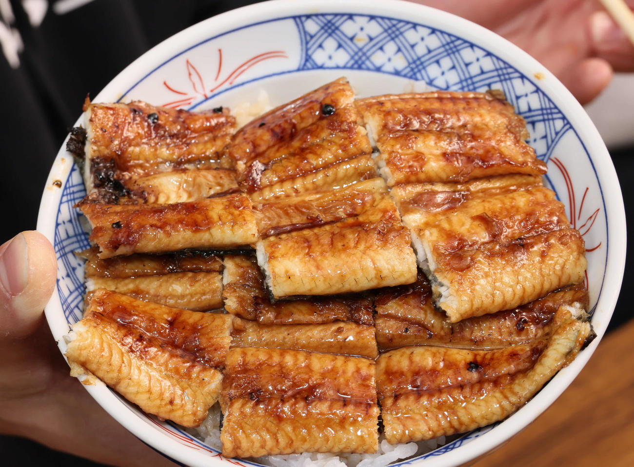 キャンプ初の休日、ドラフト2位の高、ドラフト3位の滝田、ドラフト5位の赤塚が食べたうな丼（撮影・加藤孝規）