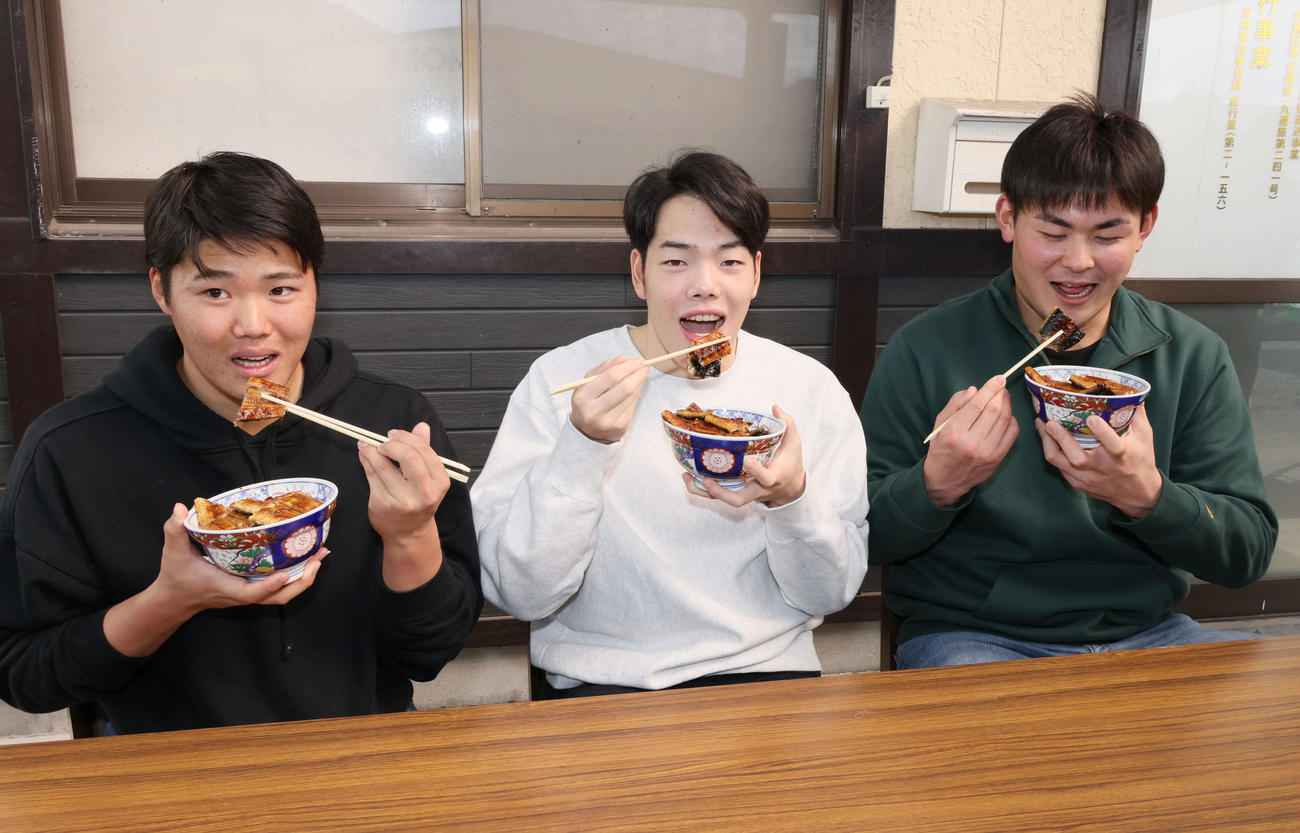 うな丼をいただく左から広島ドラフト2位の高、ドラフト3位の滝田、ドラフト5位の赤塚（撮影・加藤孝規）