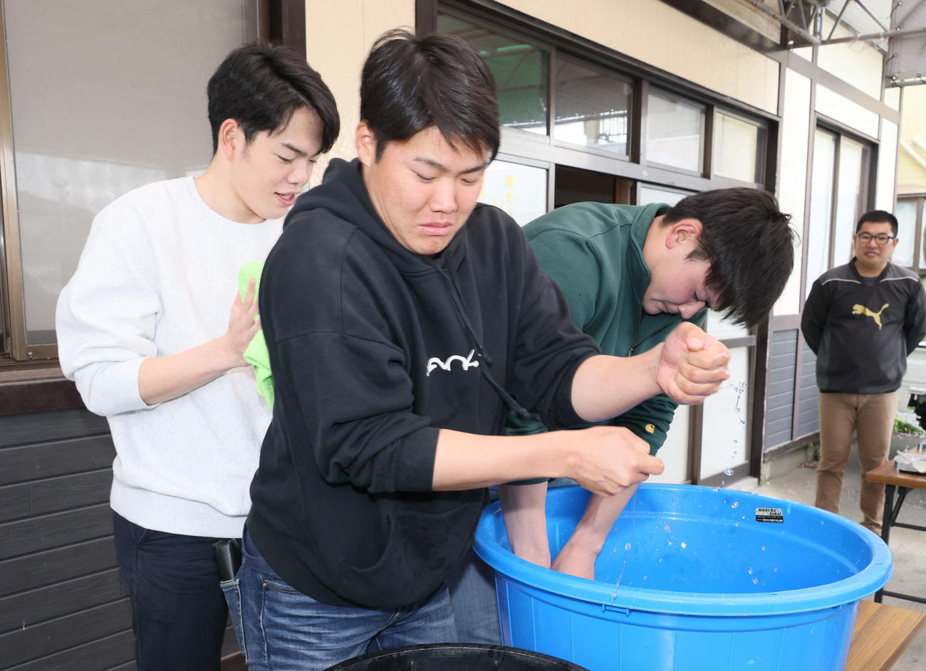 キャンプ初の休日、ウナギのつかみ取りをする左から広島ドラフト3位の滝田、ドラフト2位の高、ドラフト5位の赤塚（撮影・加藤孝規）