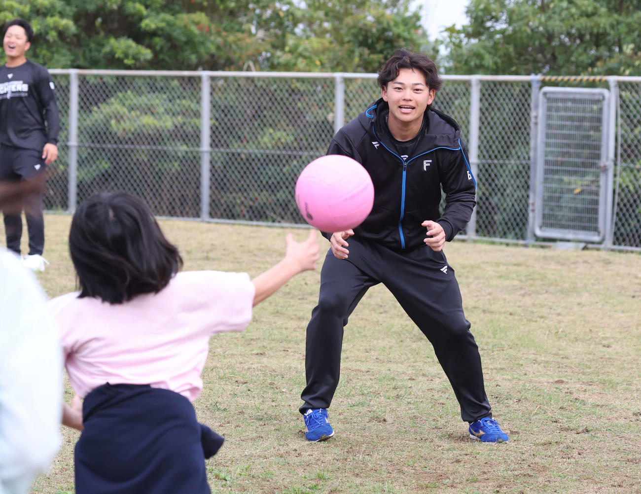 養護施設の子どもたちと交流する日本ハム田宮（撮影・黒川智章）